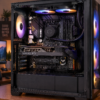 tuf-gaming-b550m-plus-wifi-02-uso ASUS TUF Gaming B550M-PLUS WI-FI instalada dentro de un gabinete gamer con GPU y RGB