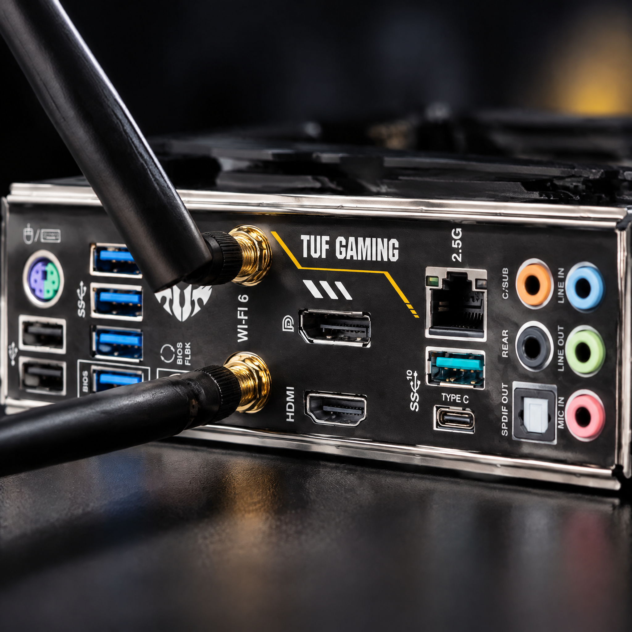tuf-gaming-b550m-plus-wifi-03-beneficio Panel trasero con Wi-Fi 6, Bluetooth 5.1 y Ethernet 2.5G de la ASUS TUF Gaming B550M-PLUS