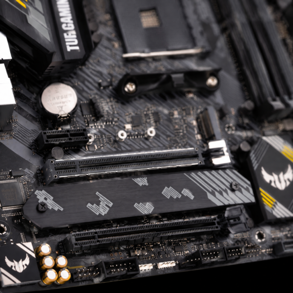 tuf-gaming-b550m-plus-wifi-06-conectividad Ranura M.2 PCIe 4.0 con disipador en la ASUS TUF Gaming B550M-PLUS WI-FI