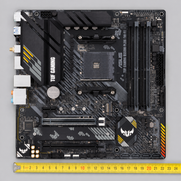tuf-gaming-b550m-plus-wifi-07-escala Tamano Micro-ATX de 24.4 cm de la ASUS TUF Gaming B550M-PLUS WI-FI junto a cinta metrica