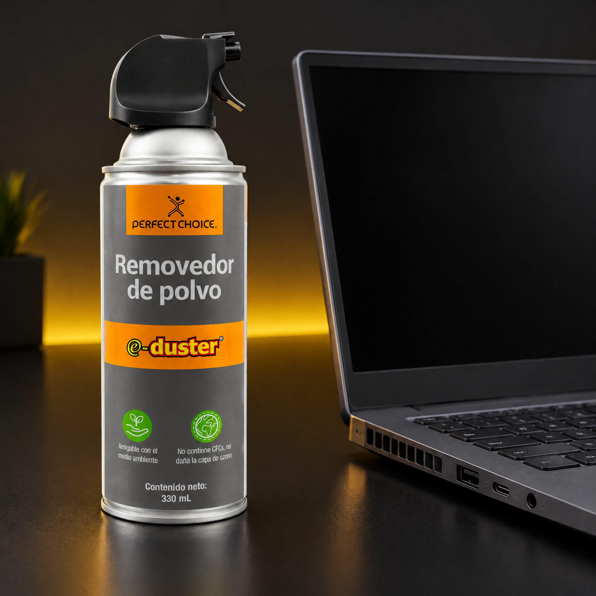 Aire comprimido Perfect Choice E-Duster 330 ml junto a una laptop para limpiar sus rejillas de ventilación
